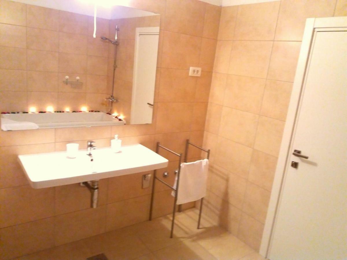 Apartments Mestrovic Lopar Ngoại thất bức ảnh