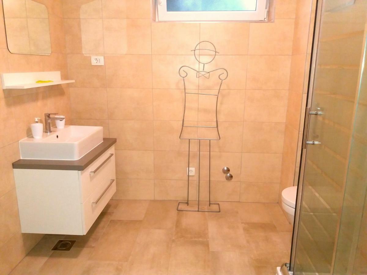 Apartments Mestrovic Lopar Ngoại thất bức ảnh