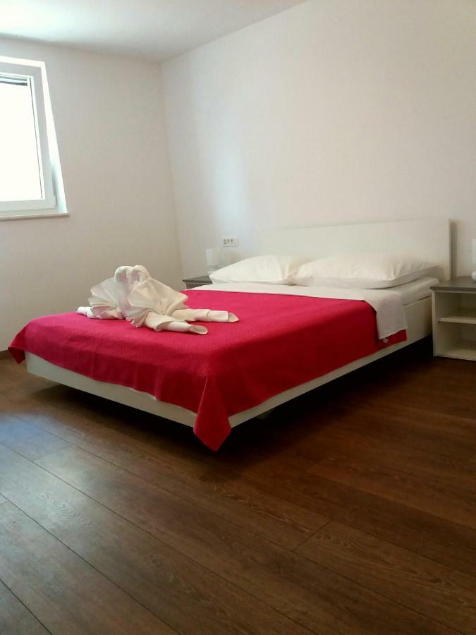 Apartments Mestrovic Lopar Ngoại thất bức ảnh